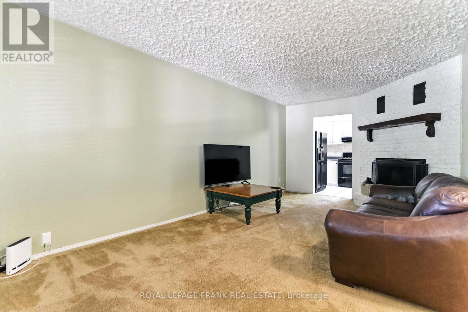 












124 GUTHRIE CRESCENT

,
Whitby (Lynde Creek),




Ontario
L1P1A7

