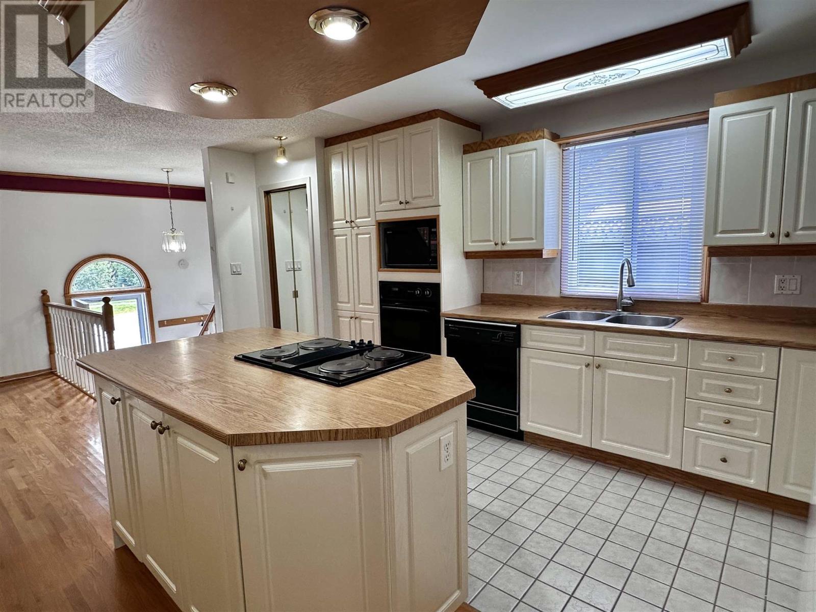 












71 Lawrence AVE

,
Elliot Lake,




Ontario
P5A3R1

