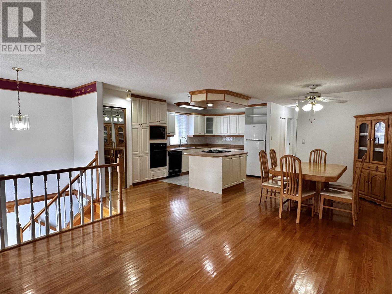 












71 Lawrence AVE

,
Elliot Lake,




Ontario
P5A3R1

