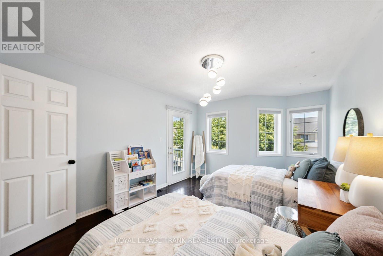 












20 REGATTA CRESCENT

,
Whitby (Port Whitby),




Ontario
L1N9V2

