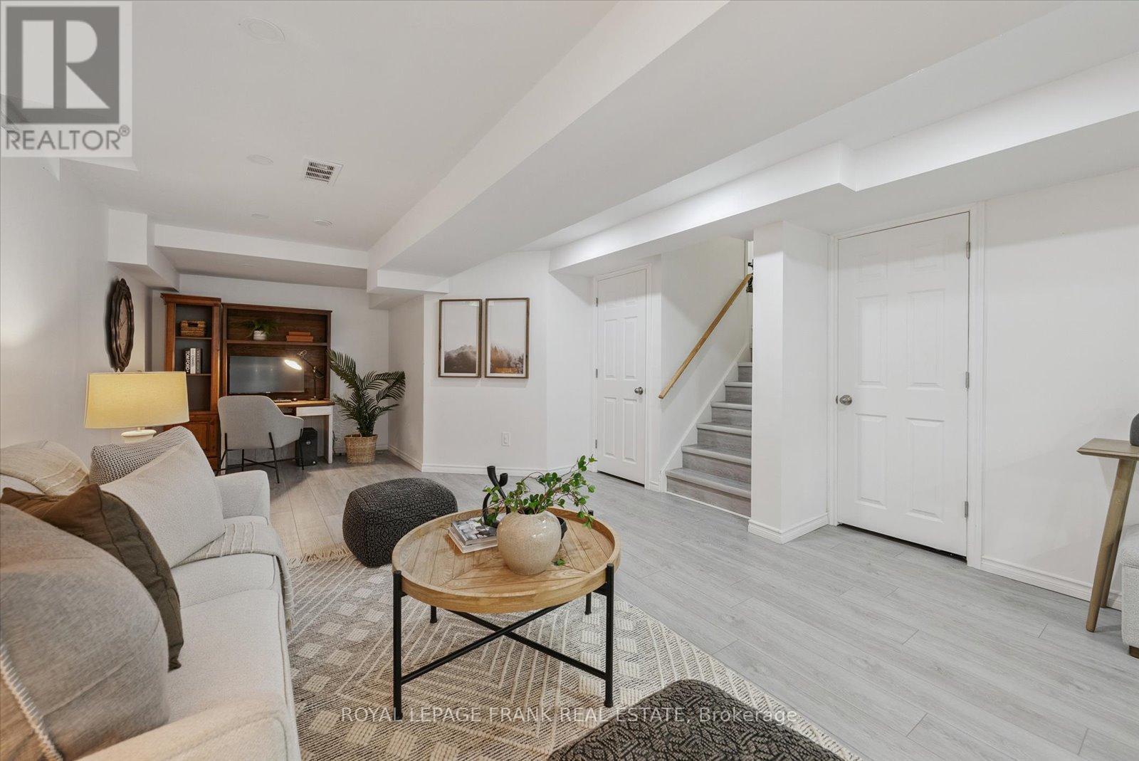 












20 REGATTA CRESCENT

,
Whitby (Port Whitby),




Ontario
L1N9V2

