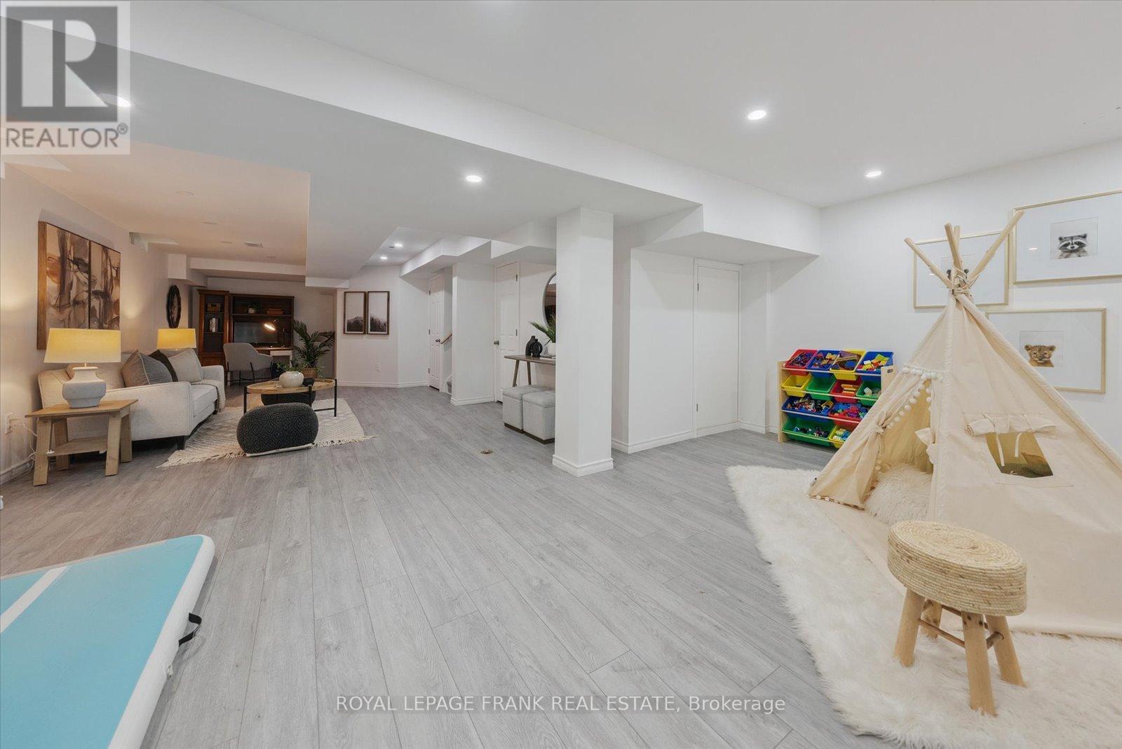 












20 REGATTA CRESCENT

,
Whitby (Port Whitby),




Ontario
L1N9V2

