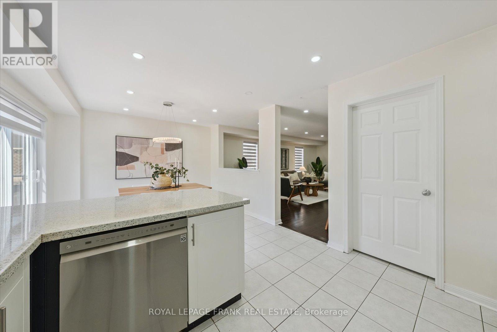 












20 REGATTA CRESCENT

,
Whitby (Port Whitby),




Ontario
L1N9V2

