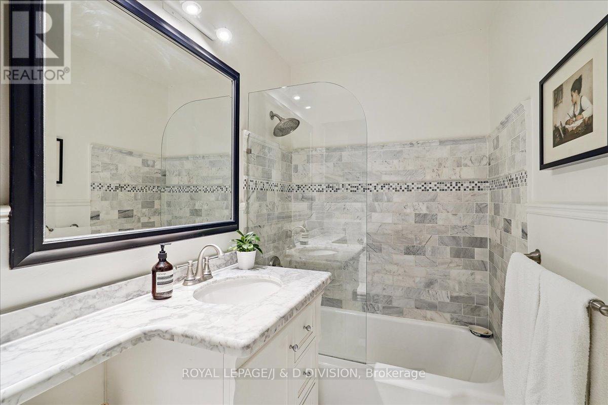 












203 - 149 SOUTH DRIVE

,
Toronto,




Ontario
M4W1S3

