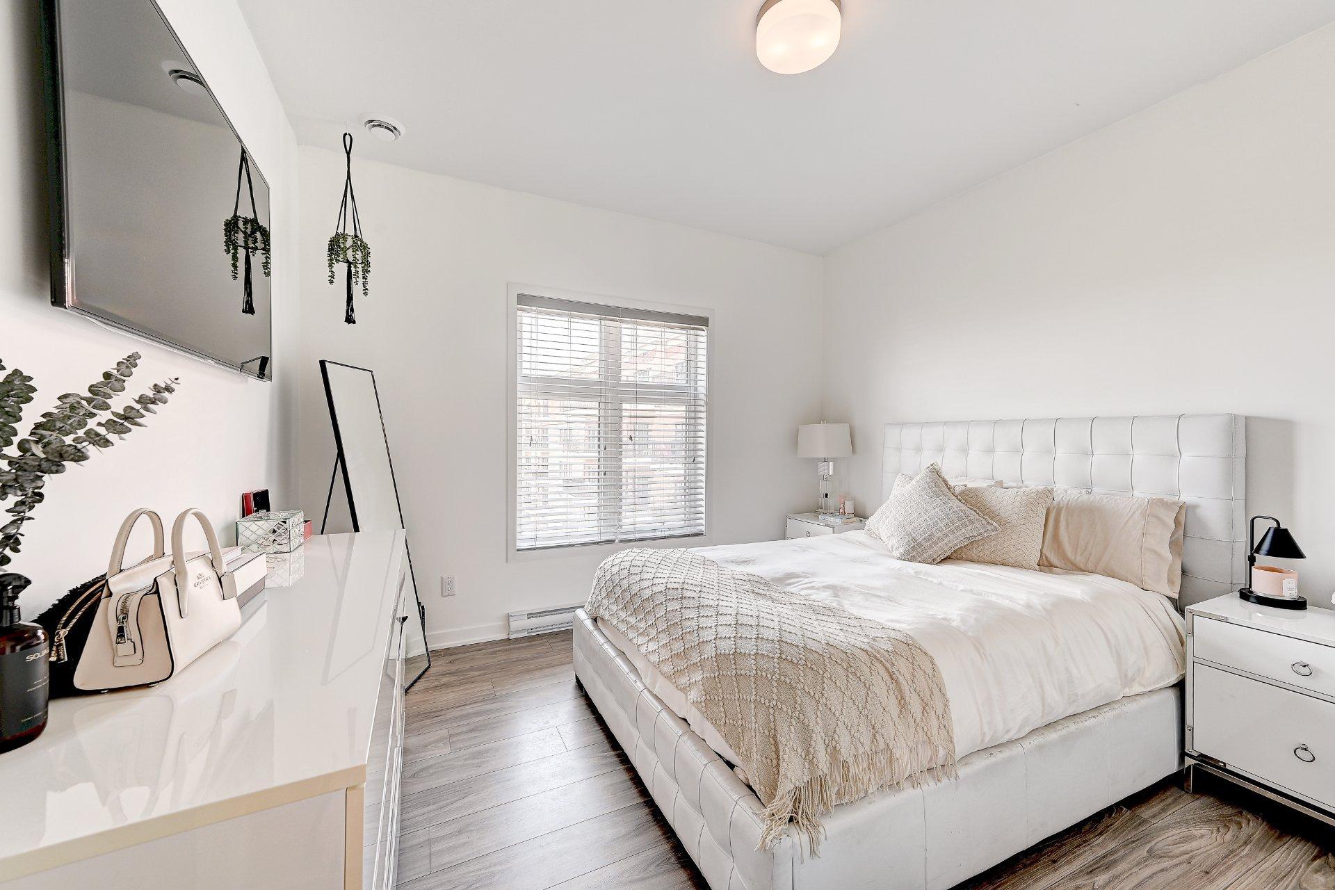 









9175


Rue Lennon

, 603,
Brossard,




QC
J4Y0S3

