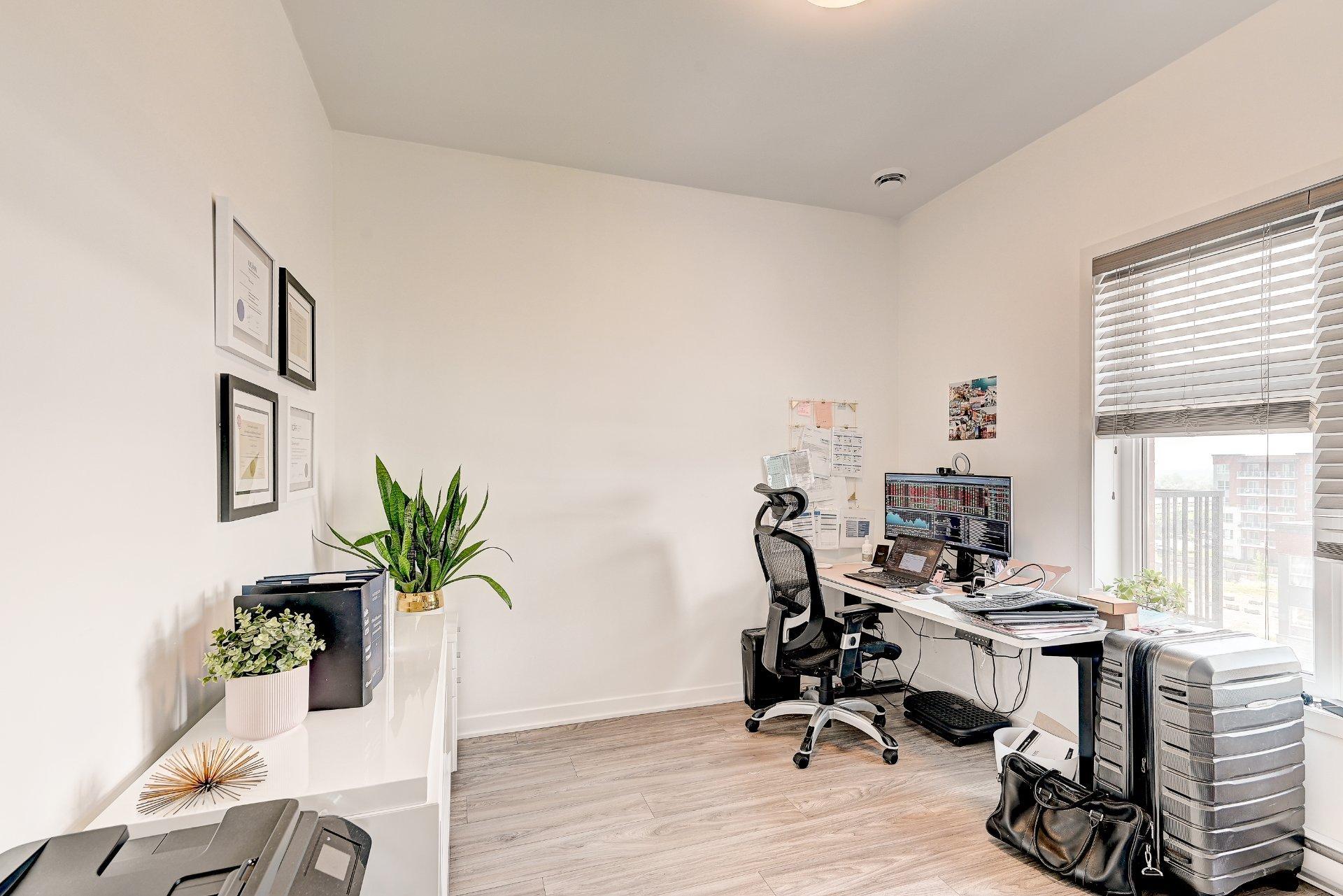 









9175


Rue Lennon

, 603,
Brossard,




QC
J4Y0S3

