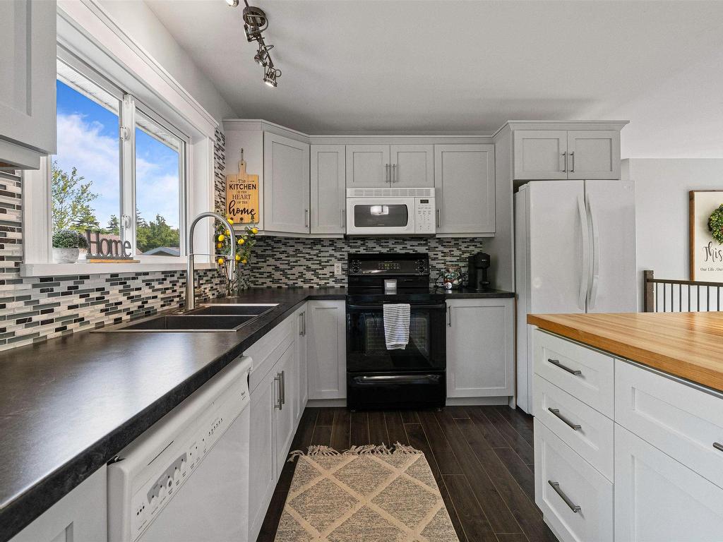 












6 Norman Boulevard

,
Hammonds Plains,




NS
B4B 1N5

