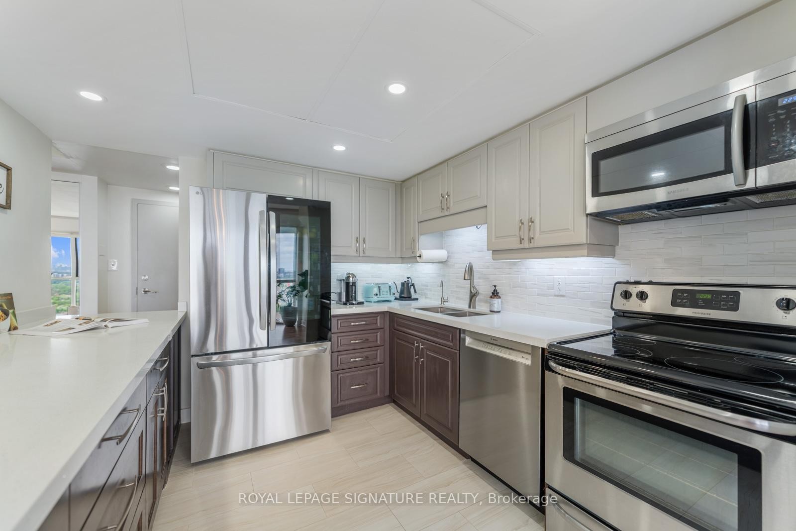 









880


Dundas

Street West, LPH4,
Mississauga,




ON
L5C 4H3


