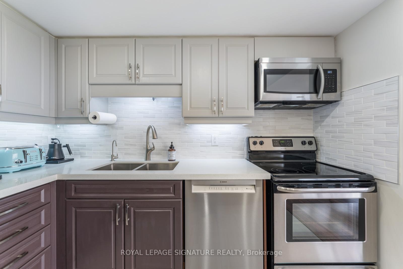 









880


Dundas

Street West, LPH4,
Mississauga,




ON
L5C 4H3

