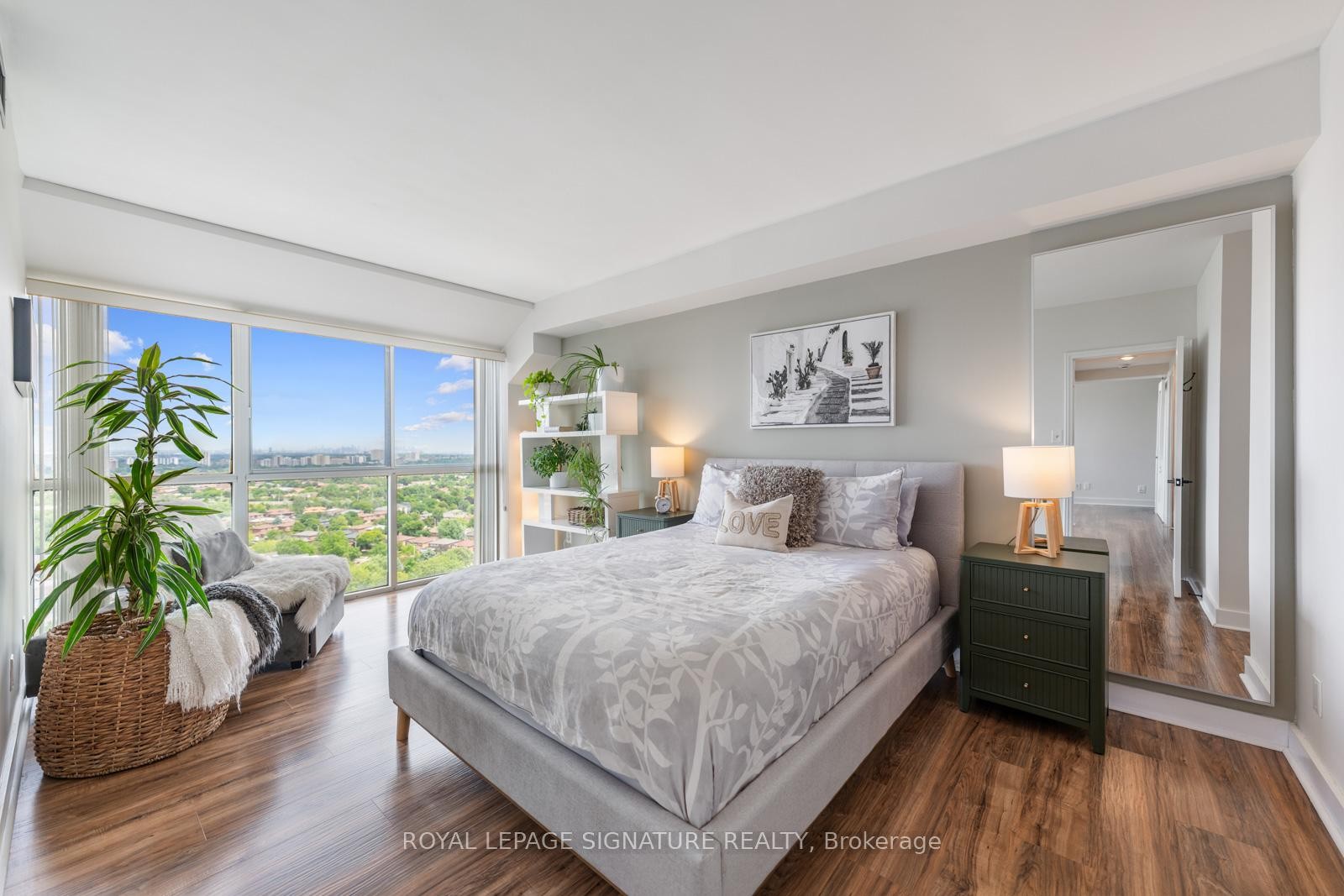 









880


Dundas

Street West, LPH4,
Mississauga,




ON
L5C 4H3

