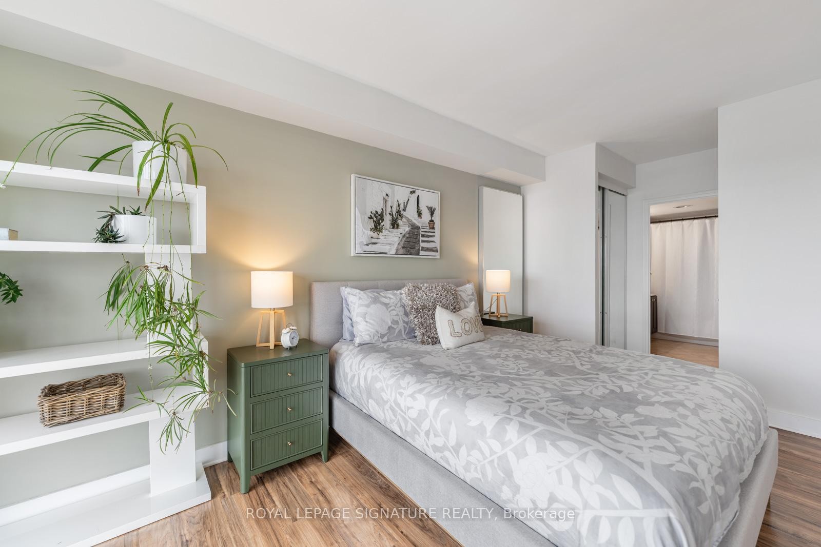









880


Dundas

Street West, LPH4,
Mississauga,




ON
L5C 4H3

