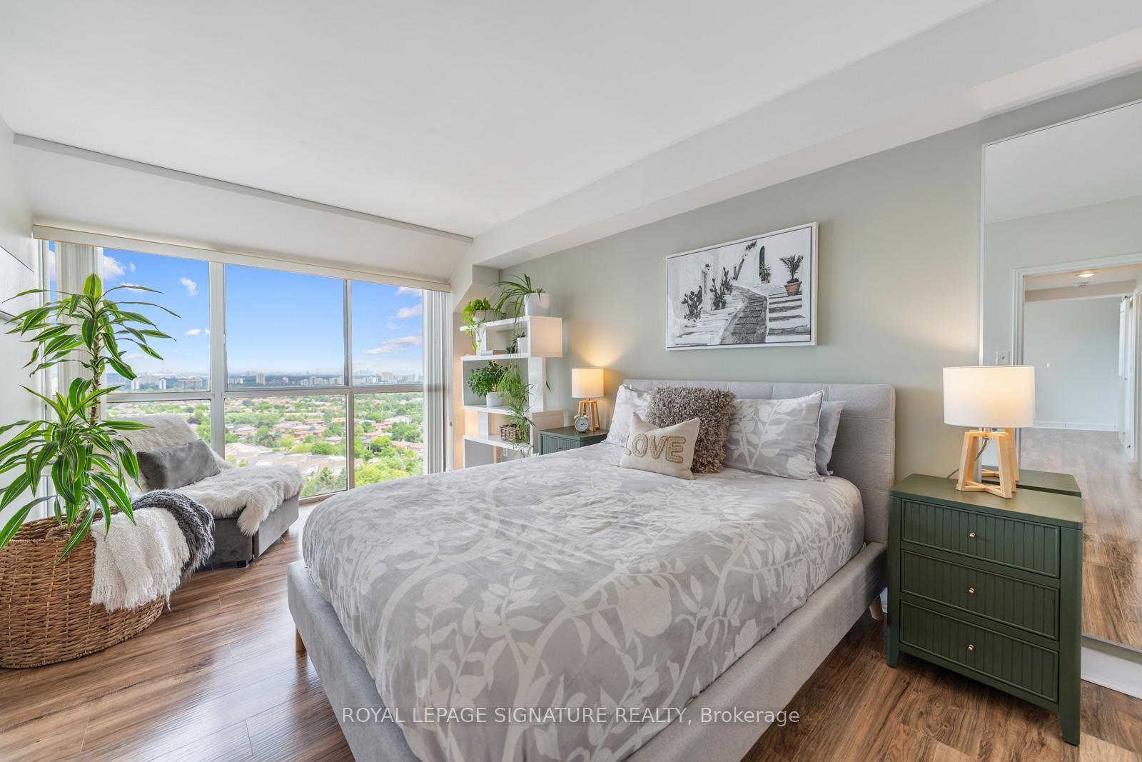 









880


Dundas

Street West, LPH4,
Mississauga,




ON
L5C 4H3

