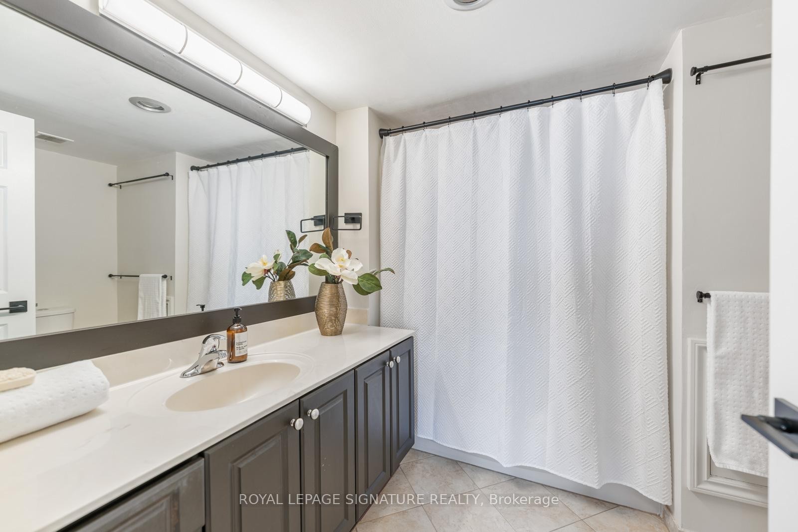 









880


Dundas

Street West, LPH4,
Mississauga,




ON
L5C 4H3

