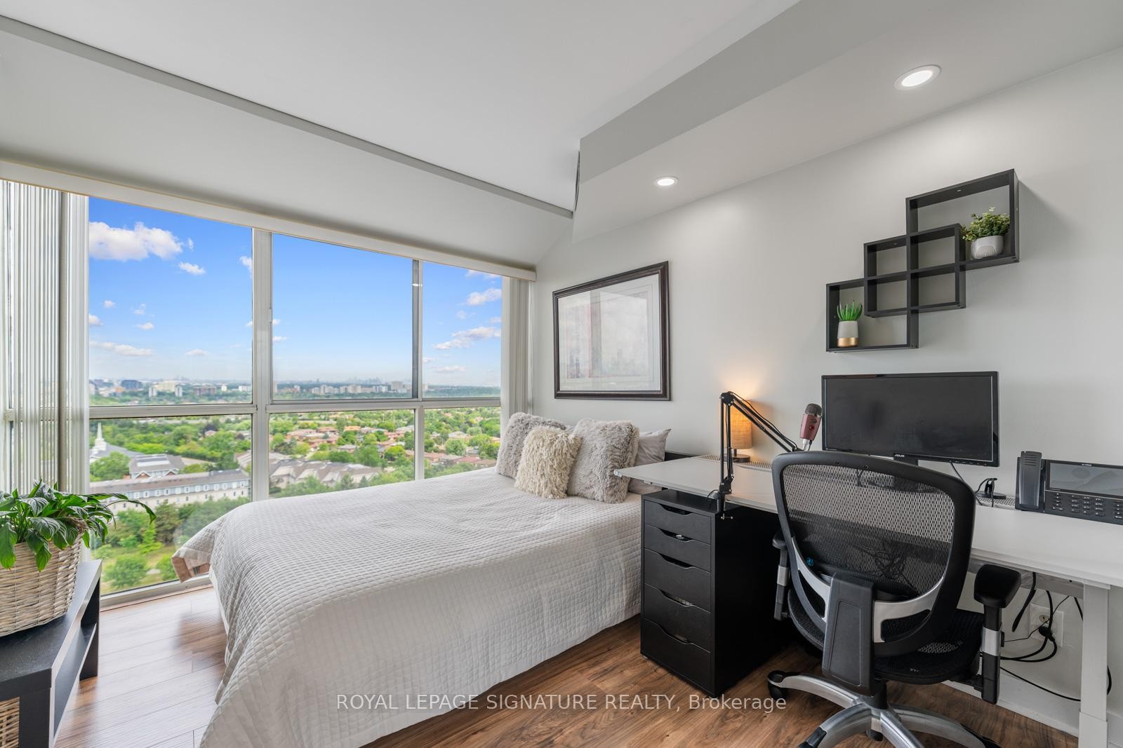 









880


Dundas

Street West, LPH4,
Mississauga,




ON
L5C 4H3

