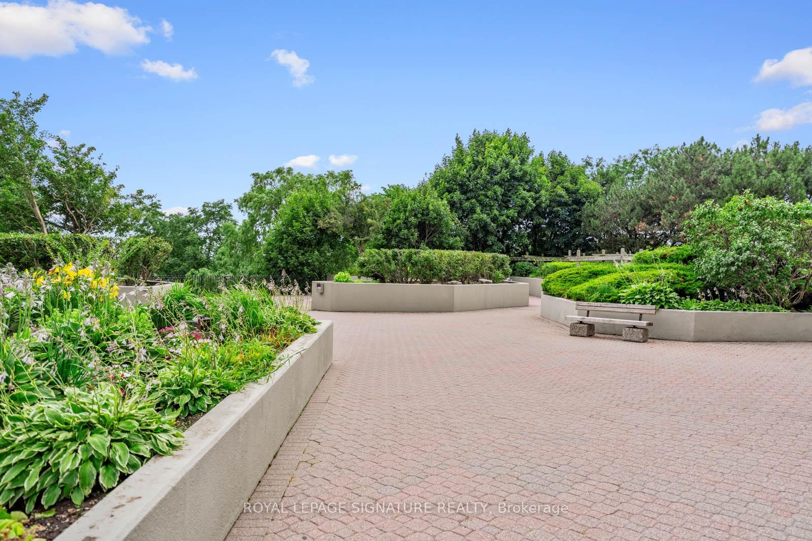 









880


Dundas

Street West, LPH4,
Mississauga,




ON
L5C 4H3

