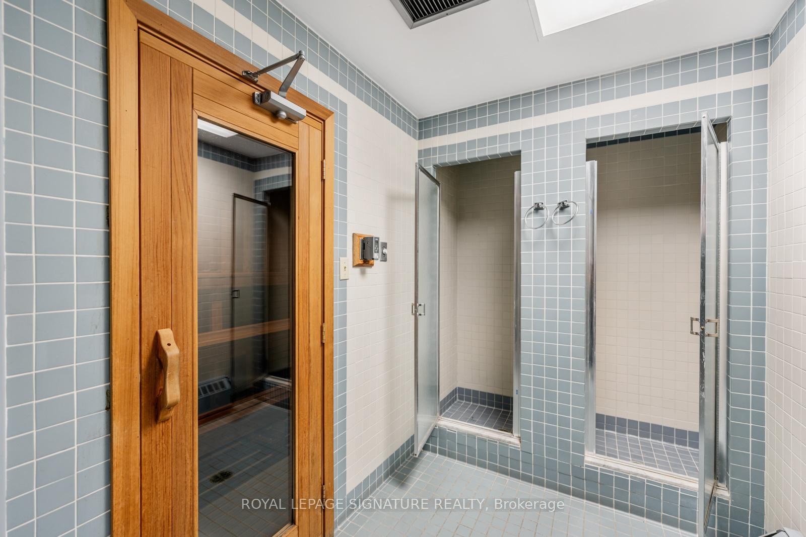 









880


Dundas

Street West, LPH4,
Mississauga,




ON
L5C 4H3

