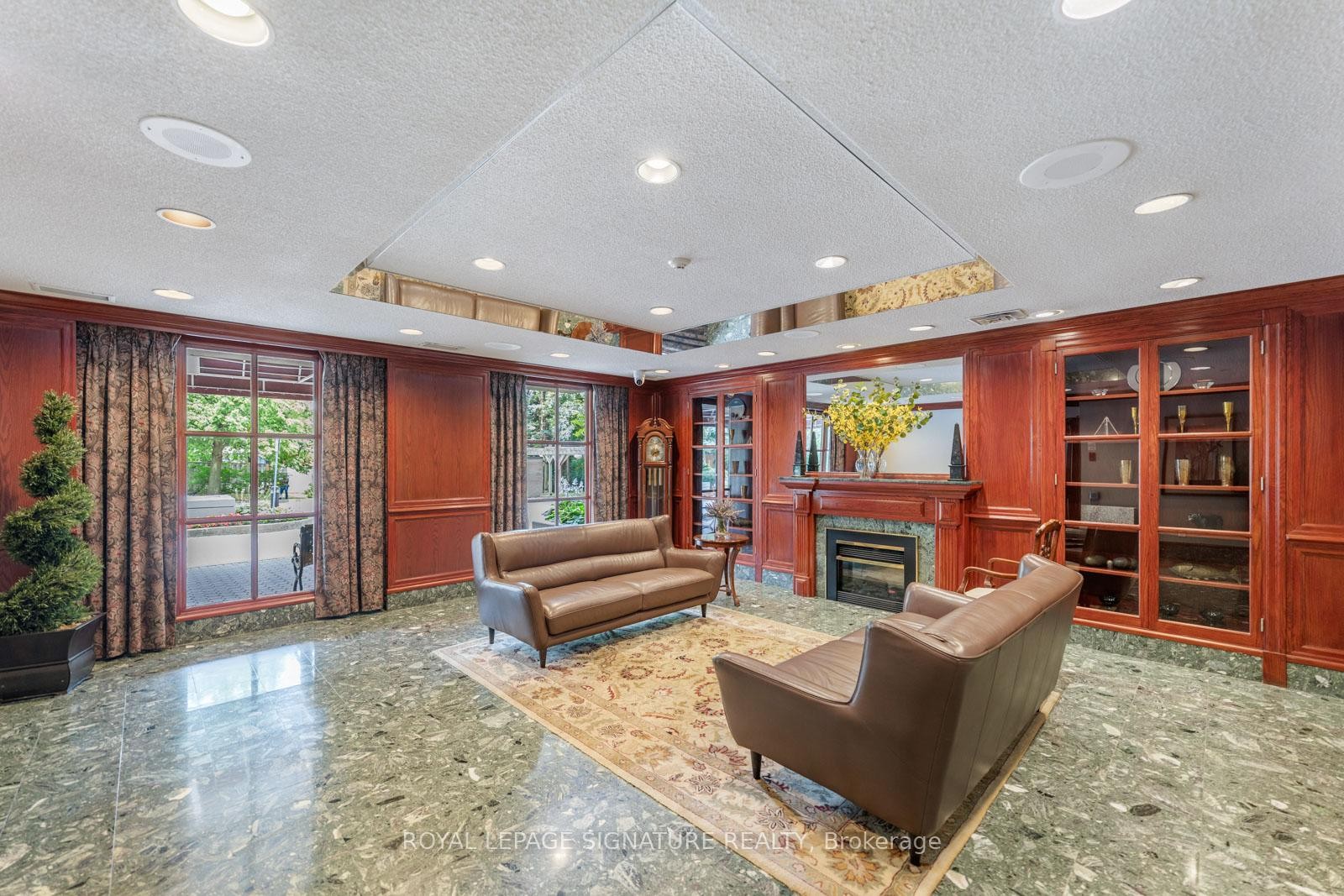 









880


Dundas

Street West, LPH4,
Mississauga,




ON
L5C 4H3

