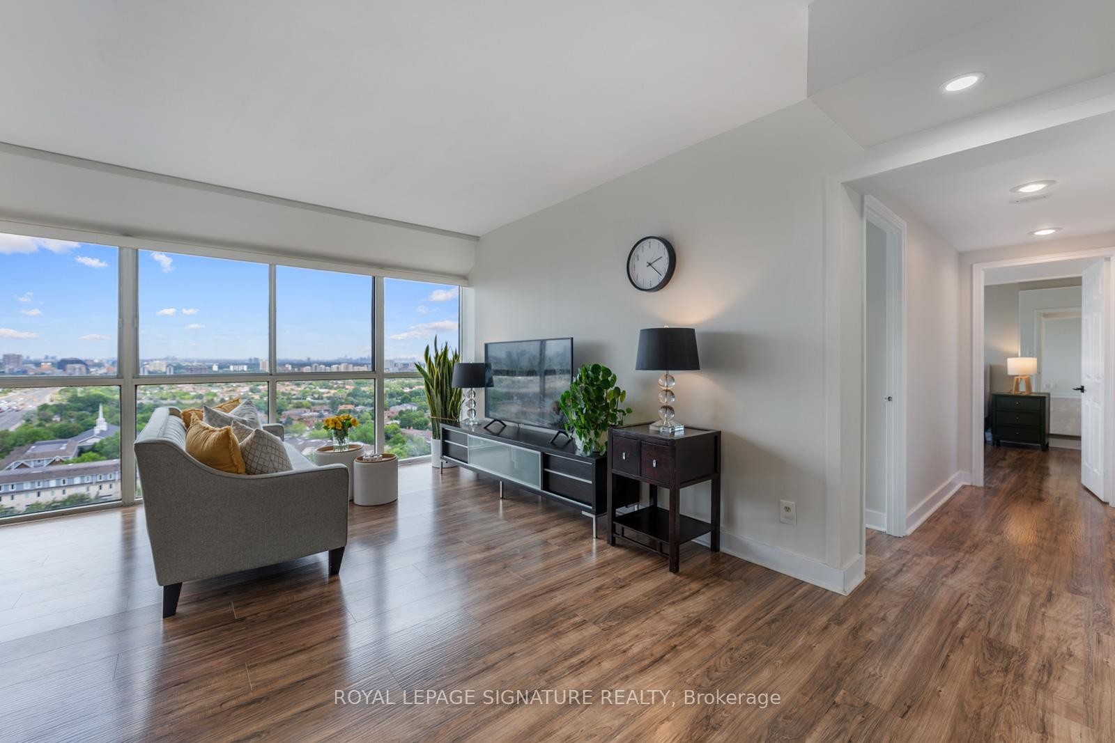 









880


Dundas

Street West, LPH4,
Mississauga,




ON
L5C 4H3

