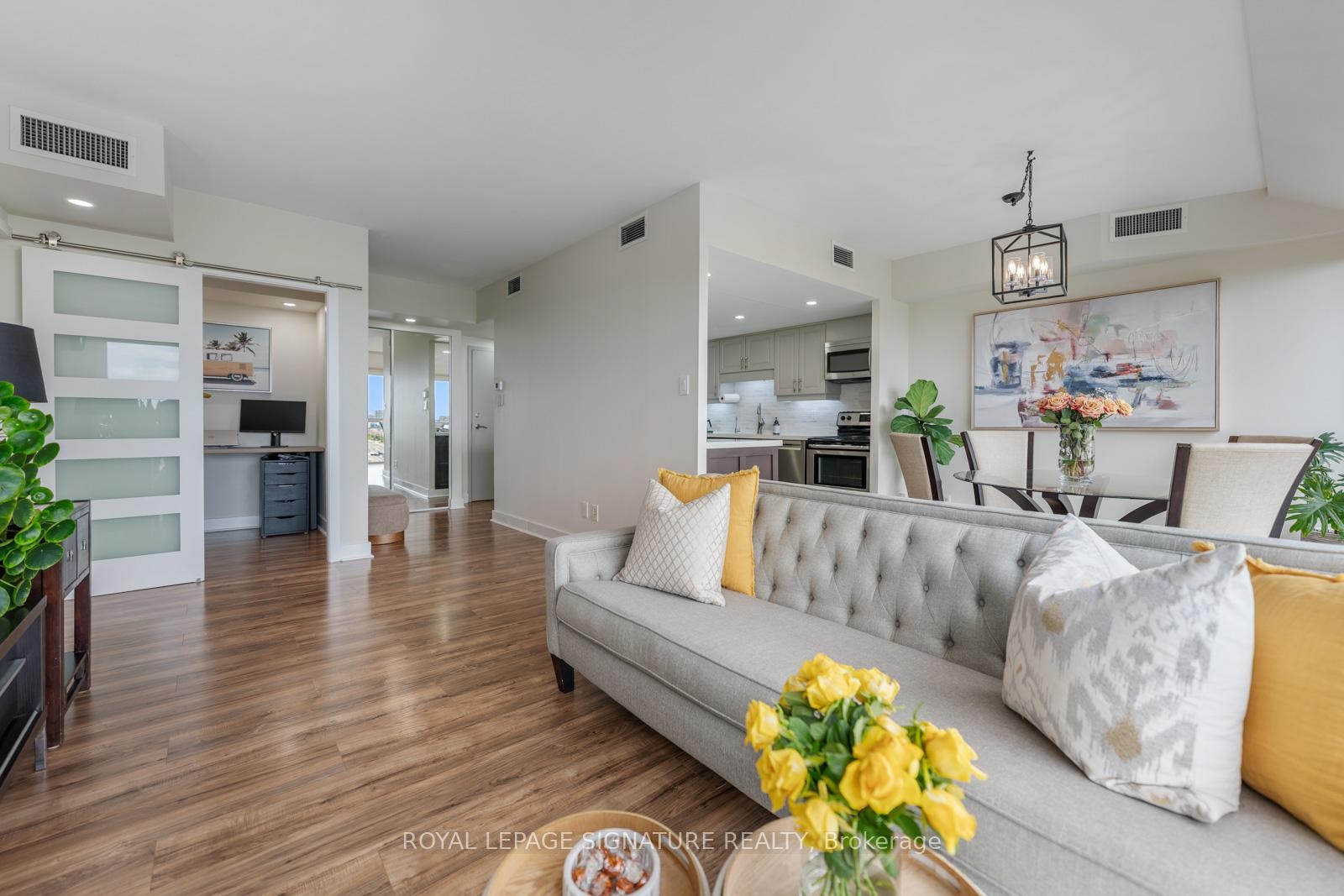 









880


Dundas

Street West, LPH4,
Mississauga,




ON
L5C 4H3

