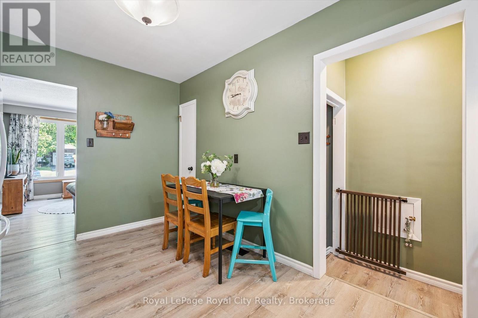 












24 JULIA DRIVE

,
Guelph (Junction/Onward Willow),




Ontario
N1H5W1

