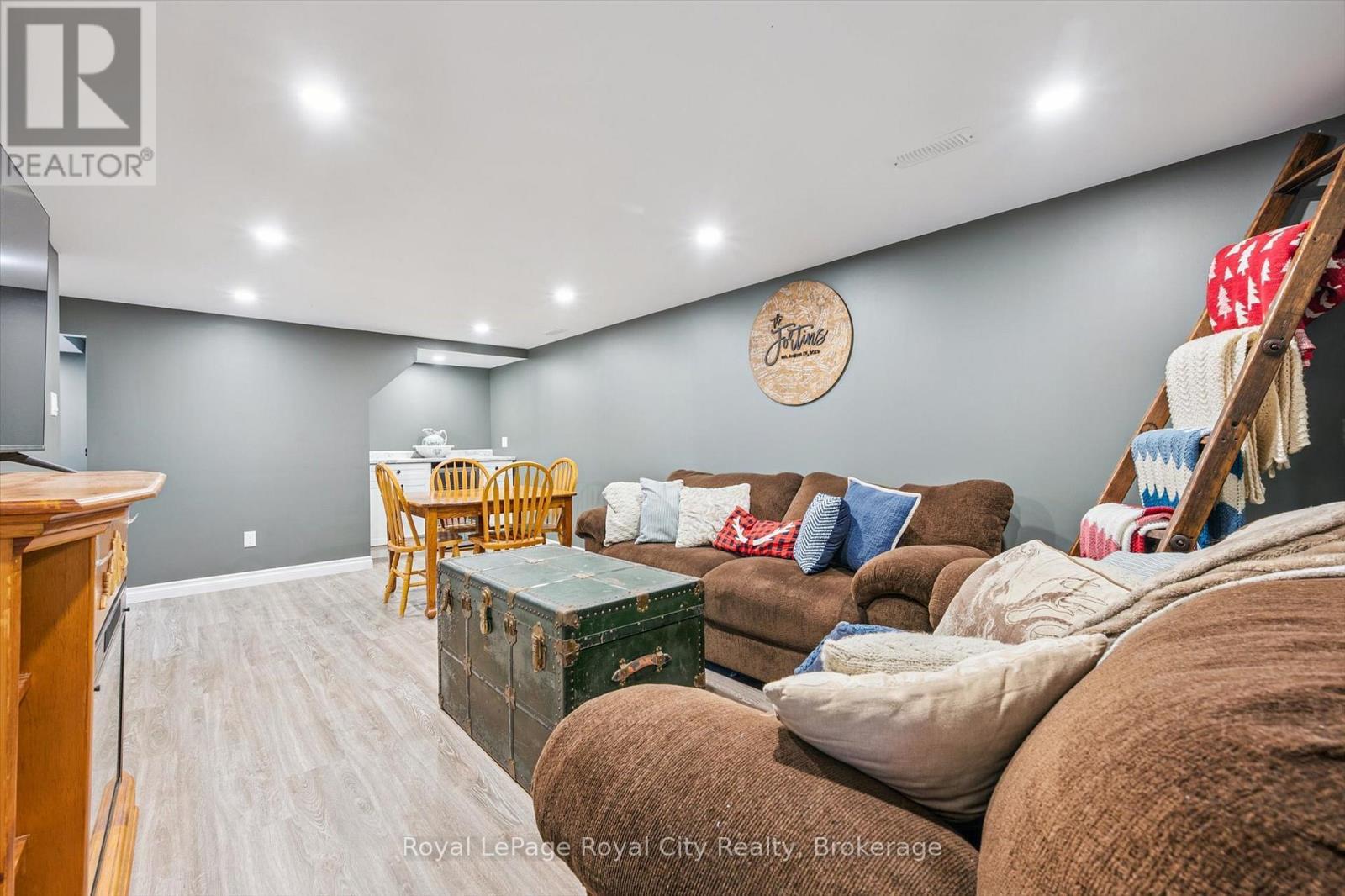












24 JULIA DRIVE

,
Guelph (Junction/Onward Willow),




Ontario
N1H5W1

