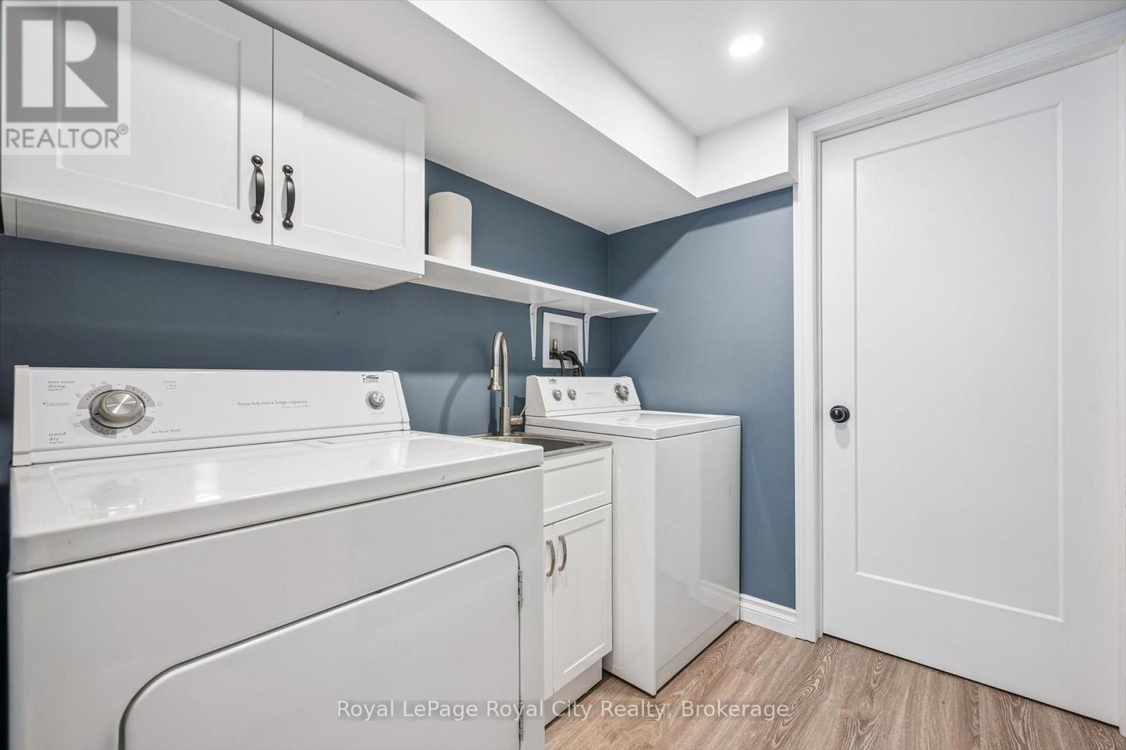 












24 JULIA DRIVE

,
Guelph (Junction/Onward Willow),




Ontario
N1H5W1

