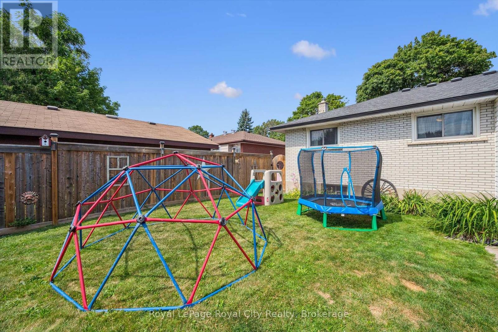 












24 JULIA DRIVE

,
Guelph (Junction/Onward Willow),




Ontario
N1H5W1

