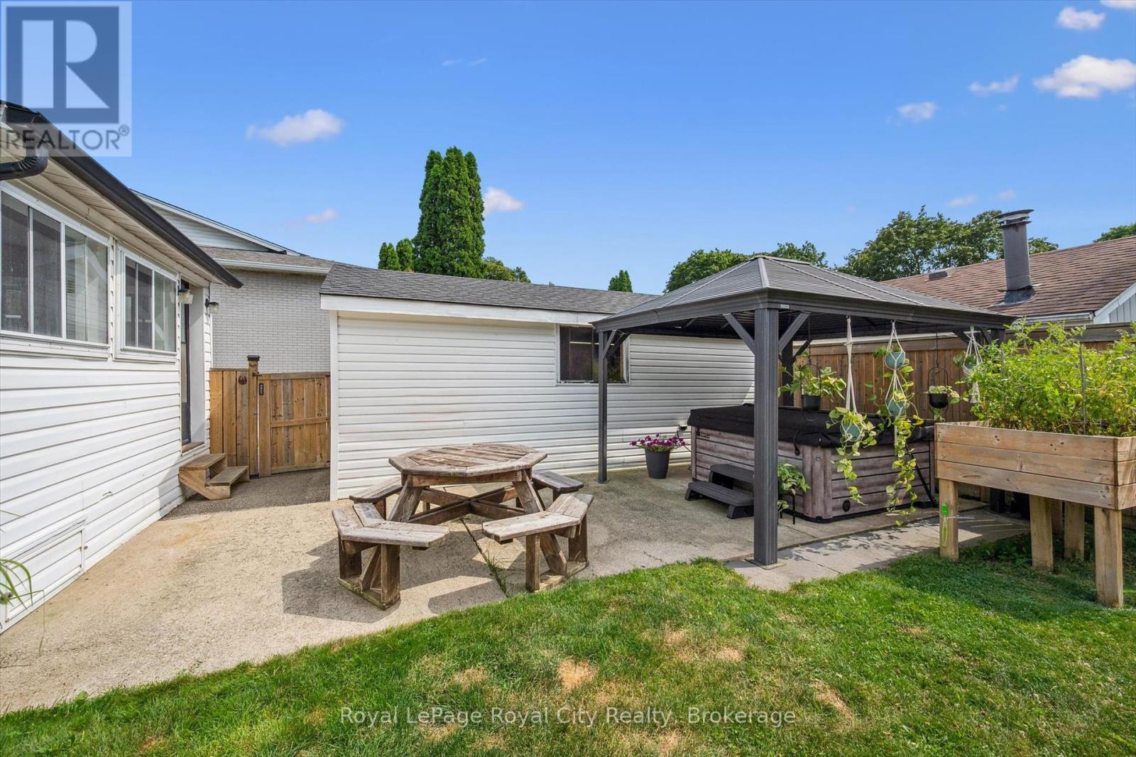 












24 JULIA DRIVE

,
Guelph (Junction/Onward Willow),




Ontario
N1H5W1

