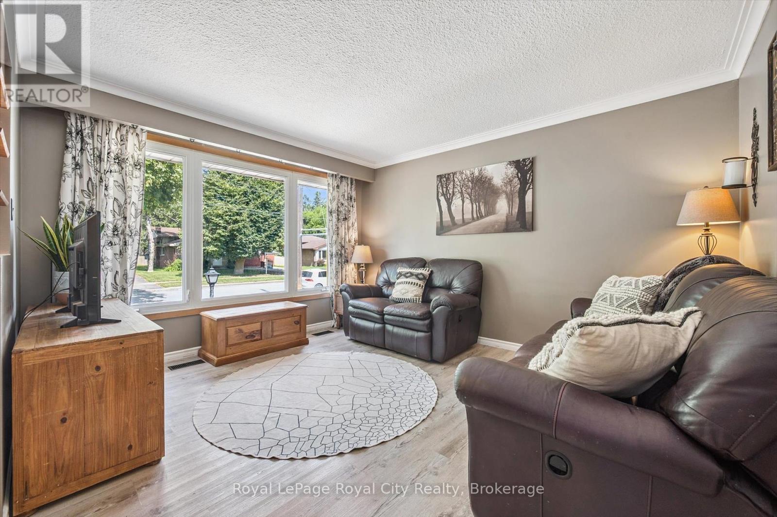 












24 JULIA DRIVE

,
Guelph (Junction/Onward Willow),




Ontario
N1H5W1

