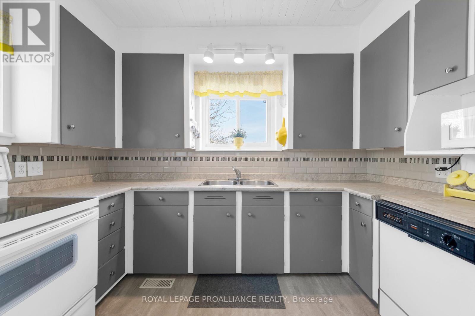 












39 PALMATEER ROAD

,
Tweed (Hungerford (Twp)),




Ontario
K0K3J0

