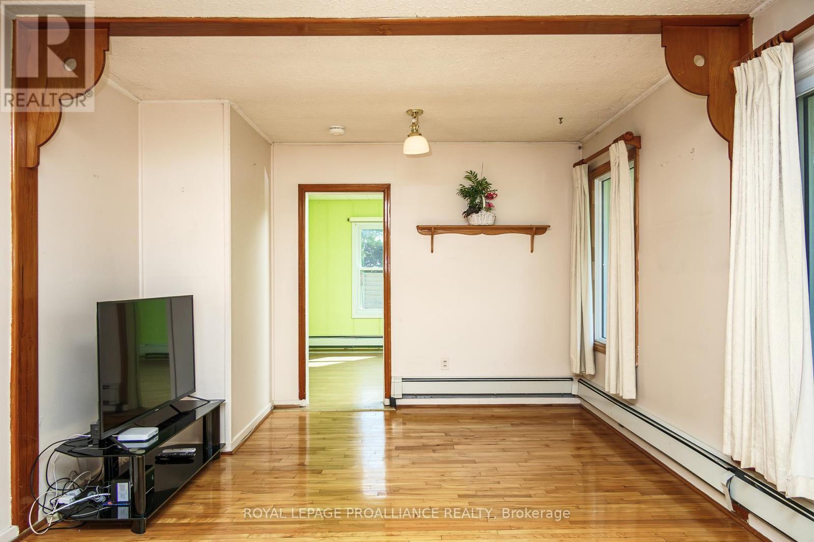 












18 JACKSON STREET

,
Quinte West (Trenton Ward),




Ontario
K8V1Z7

