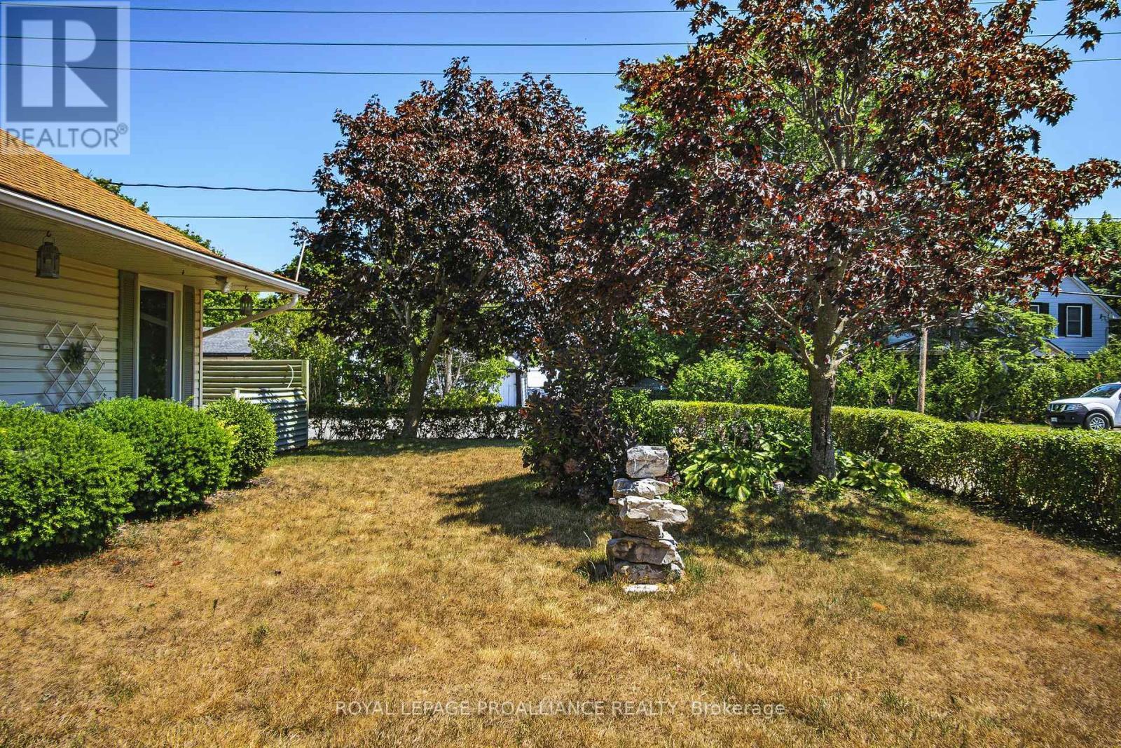 












18 JACKSON STREET

,
Quinte West (Trenton Ward),




Ontario
K8V1Z7

