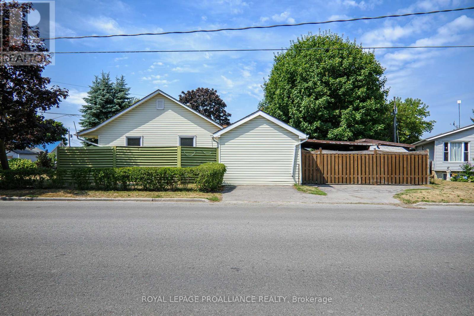 












18 JACKSON STREET

,
Quinte West (Trenton Ward),




Ontario
K8V1Z7

