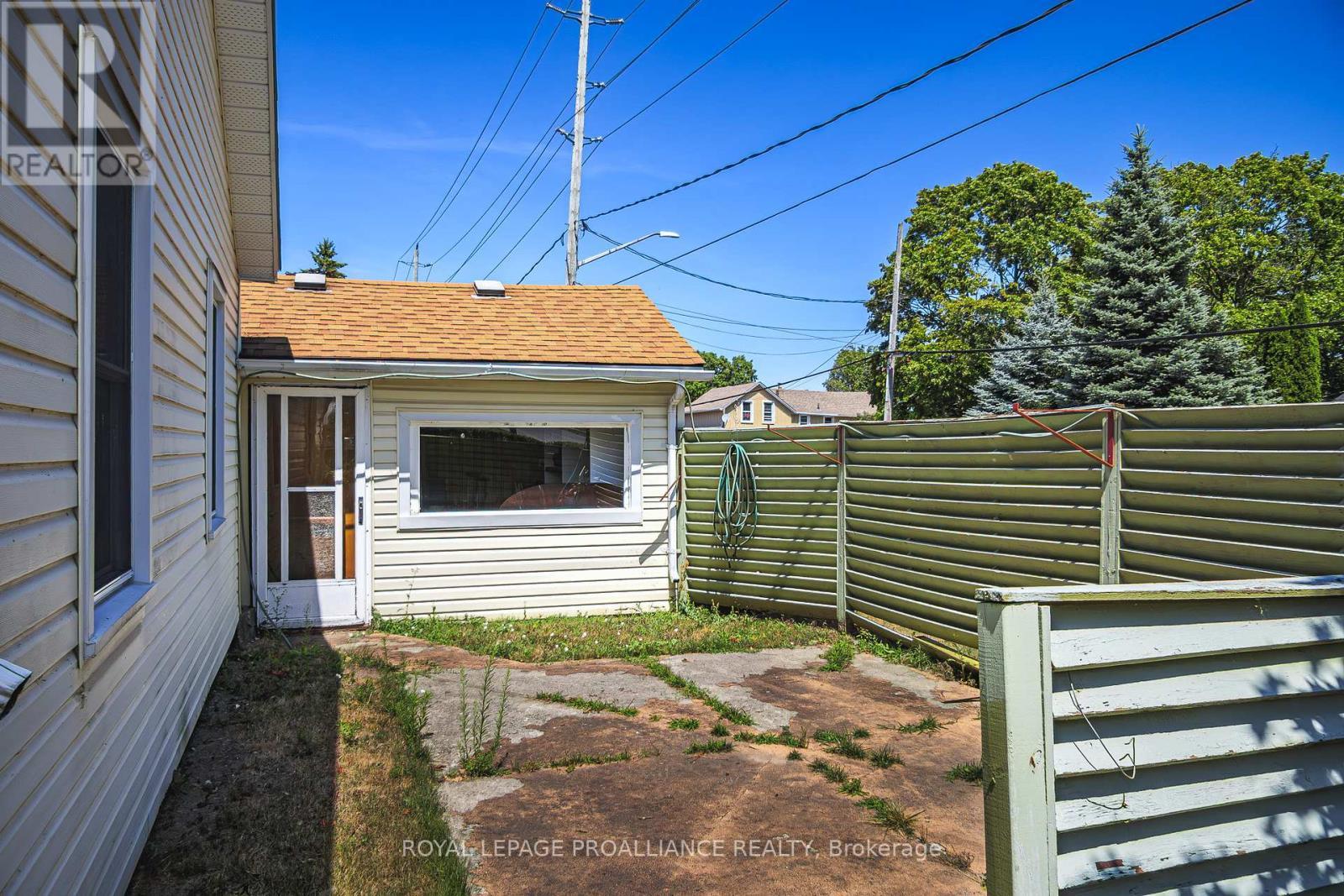 












18 JACKSON STREET

,
Quinte West (Trenton Ward),




Ontario
K8V1Z7

