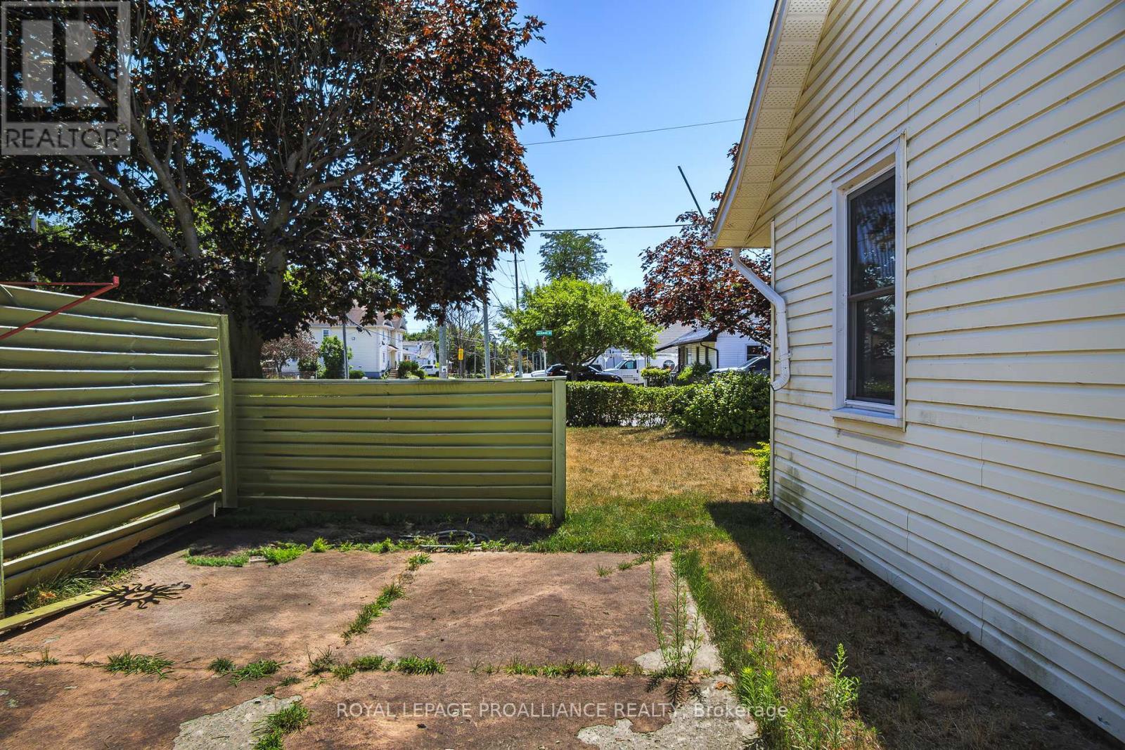 












18 JACKSON STREET

,
Quinte West (Trenton Ward),




Ontario
K8V1Z7

