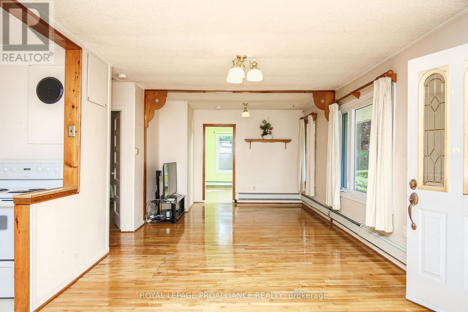 












18 JACKSON STREET

,
Quinte West (Trenton Ward),




Ontario
K8V1Z7

