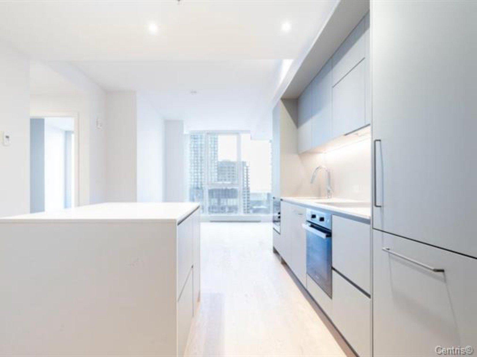 









1205


Place Phillips

, 3311,
Montréal (Ville-Marie),




QC
H3B0H3

