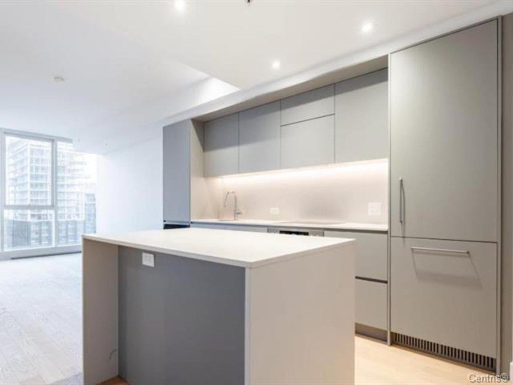 









1205


Place Phillips

, 3311,
Montréal (Ville-Marie),




QC
H3B0H3

