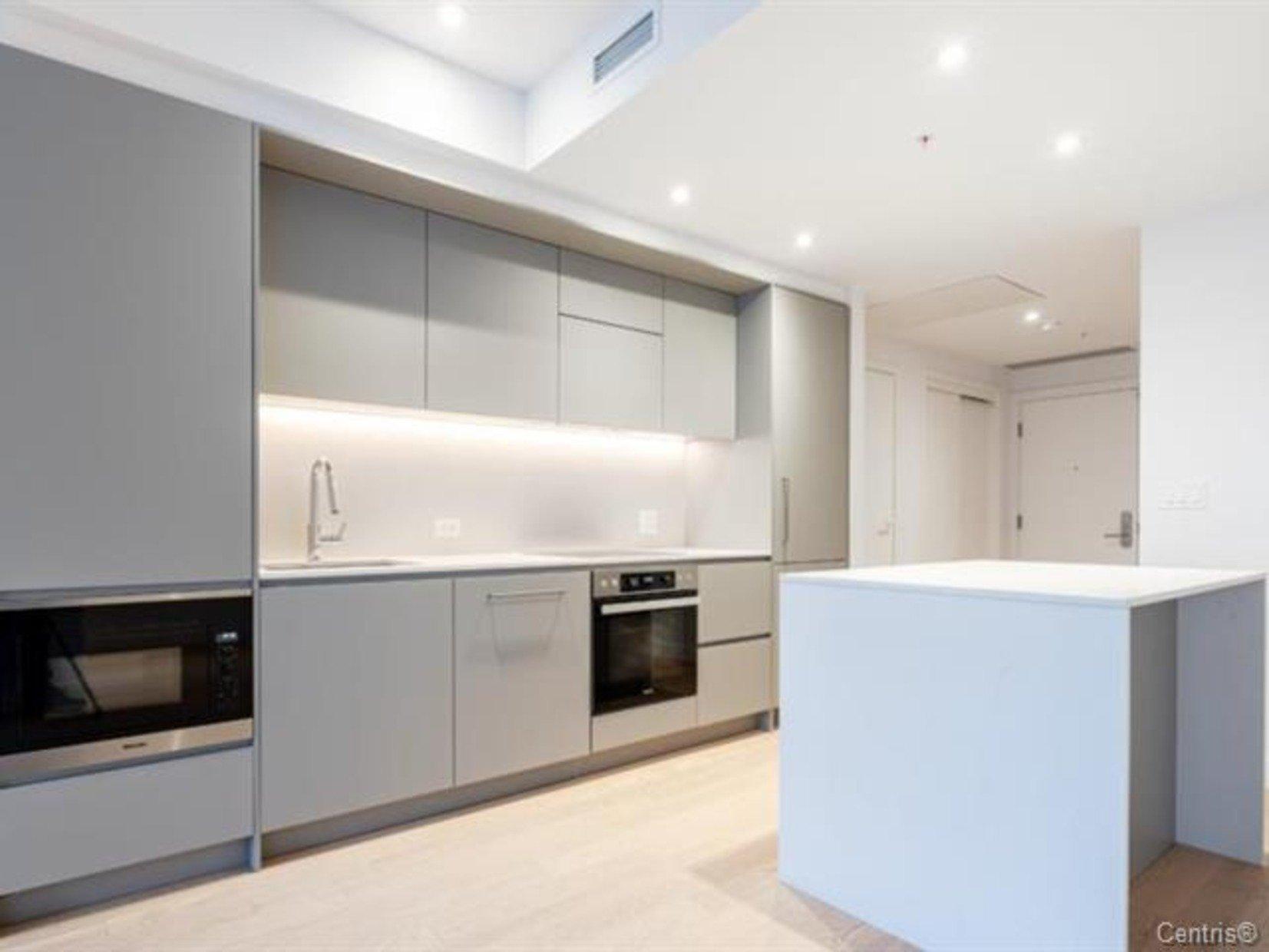 









1205


Place Phillips

, 3311,
Montréal (Ville-Marie),




QC
H3B0H3

