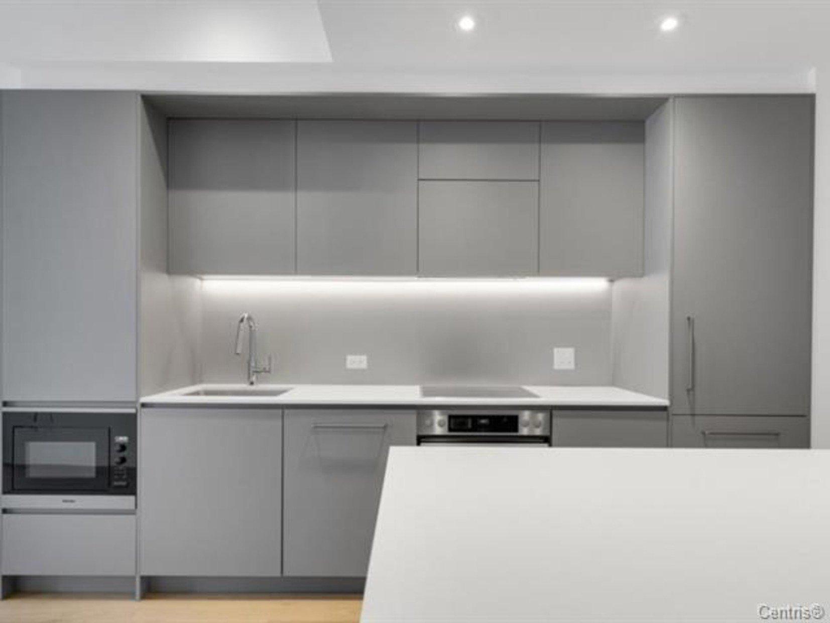 









1205


Place Phillips

, 3311,
Montréal (Ville-Marie),




QC
H3B0H3

