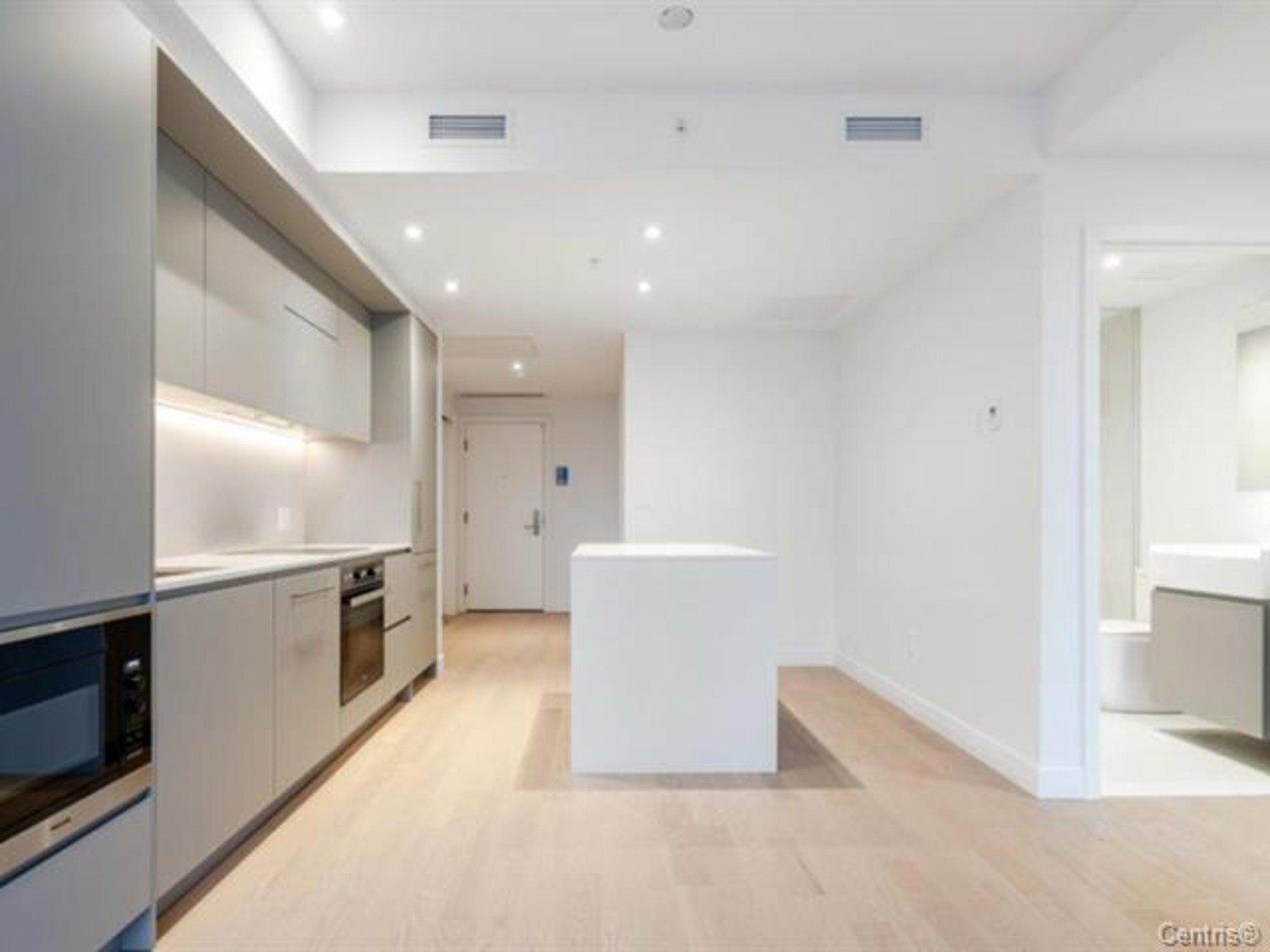









1205


Place Phillips

, 3311,
Montréal (Ville-Marie),




QC
H3B0H3

