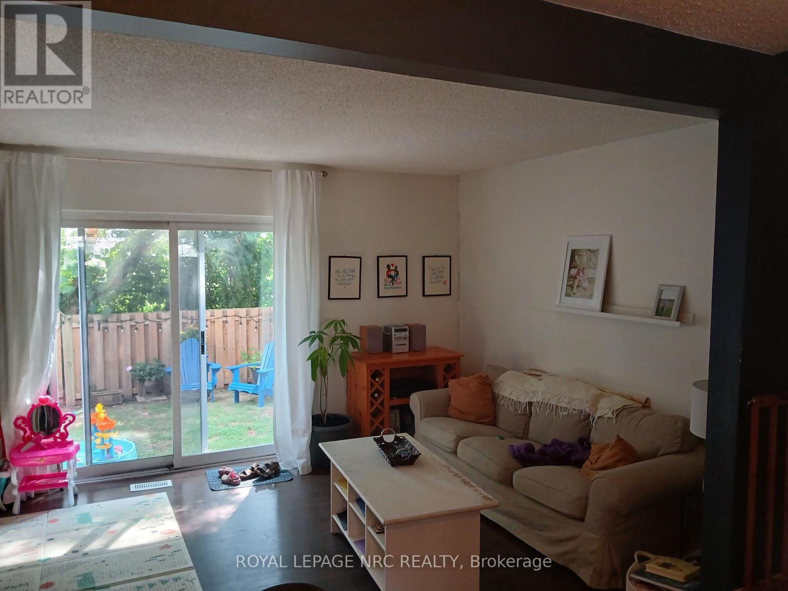












31 - 302 VINE STREET

,
St. Catharines (Carlton/Bunting),




Ontario
L2M7M6

