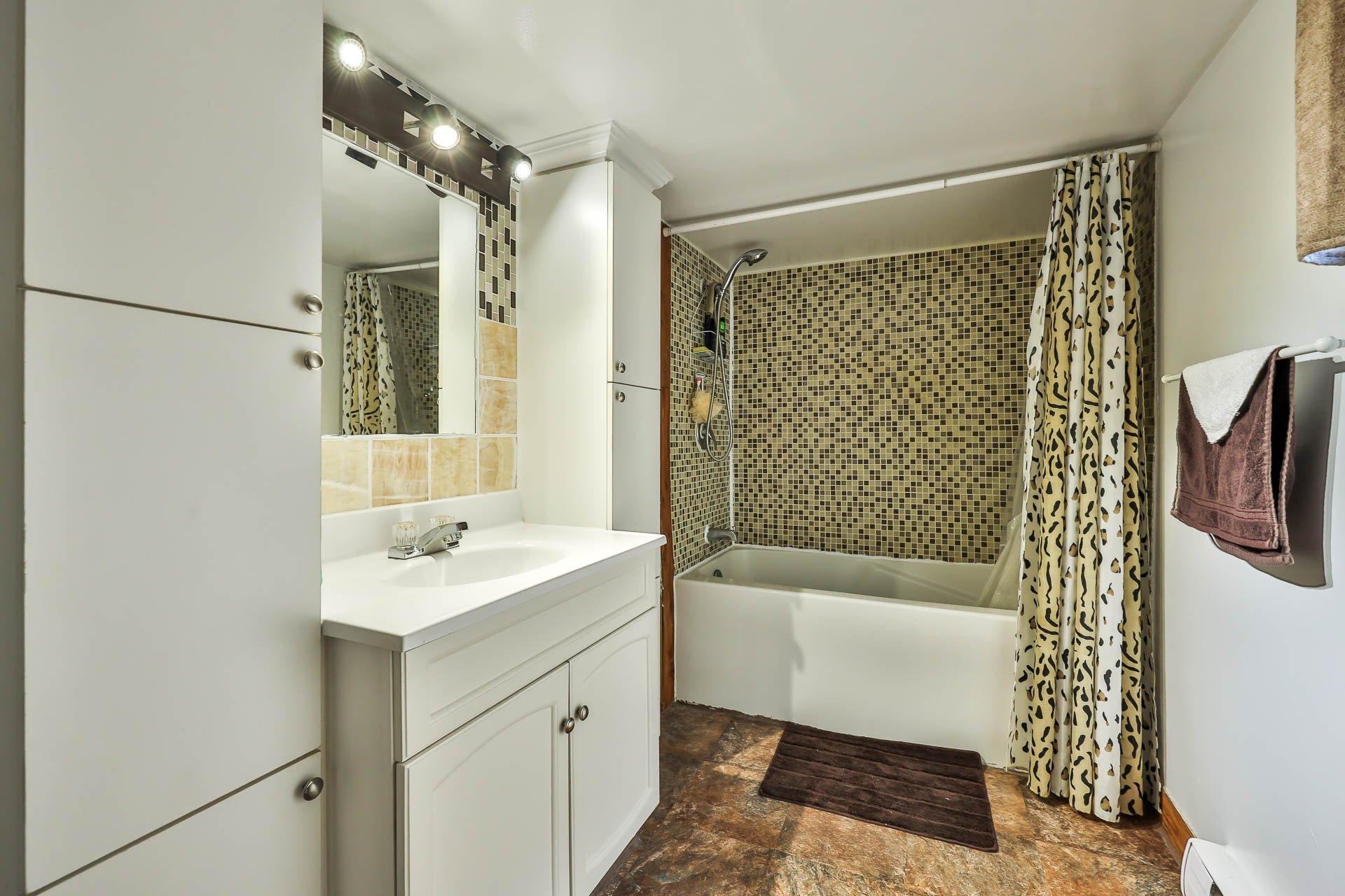 









235


Rue McPike

,
Gatineau (Buckingham),




QC
J8L2J2

