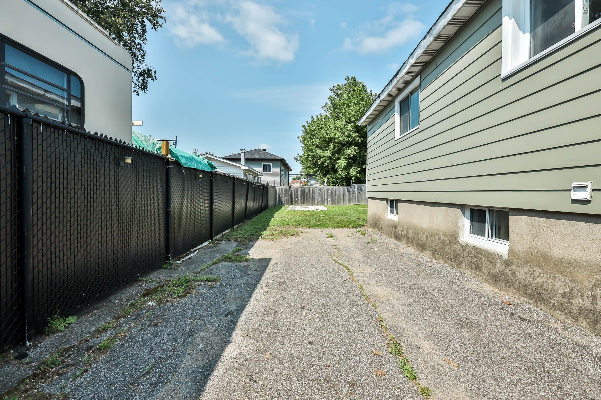 









235


Rue McPike

,
Gatineau (Buckingham),




QC
J8L2J2

