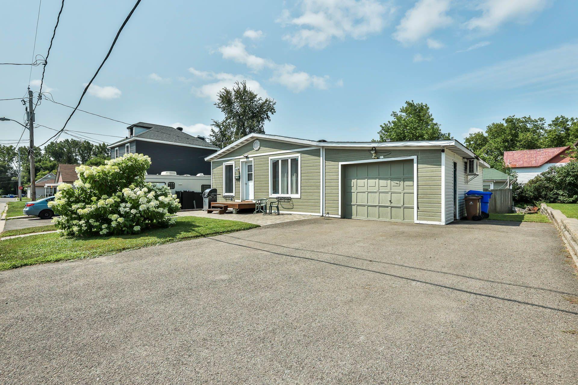 









235


Rue McPike

,
Gatineau (Buckingham),




QC
J8L2J2

