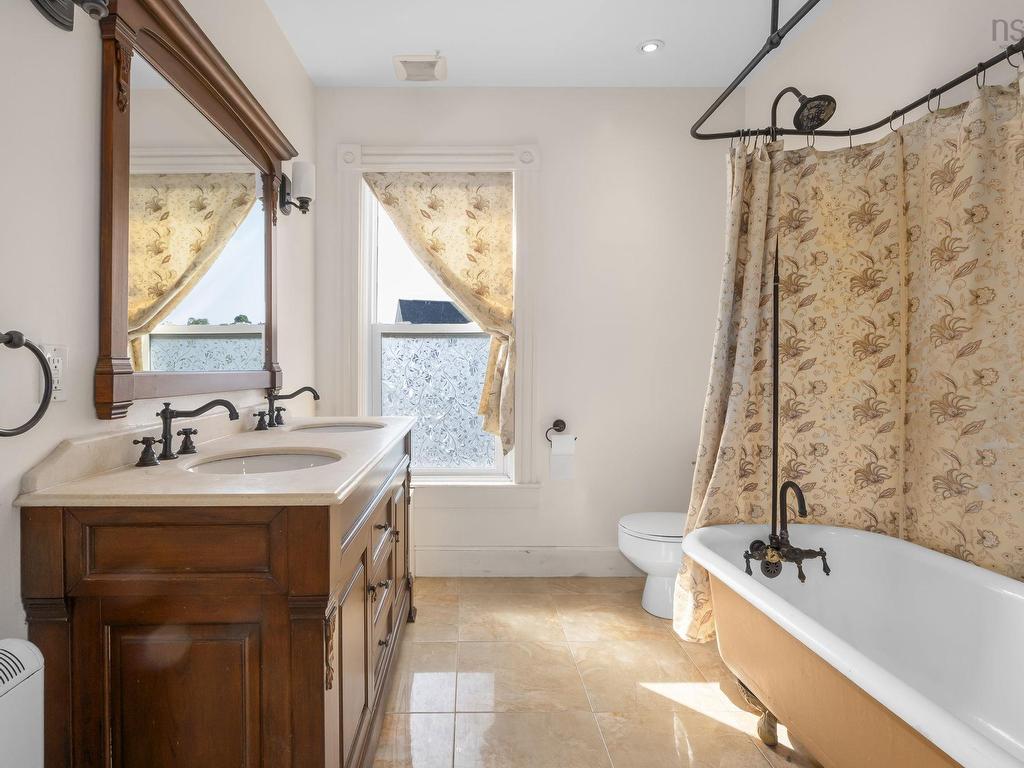 












328 King Street

,
Windsor,




NS
B0N 2T0

