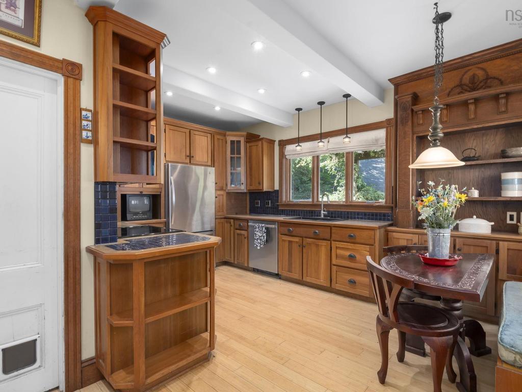 












328 King Street

,
Windsor,




NS
B0N 2T0

