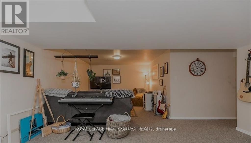 












5 MONIQUE CRESCENT

,
Barrie,




Ontario
L4M6Y3

