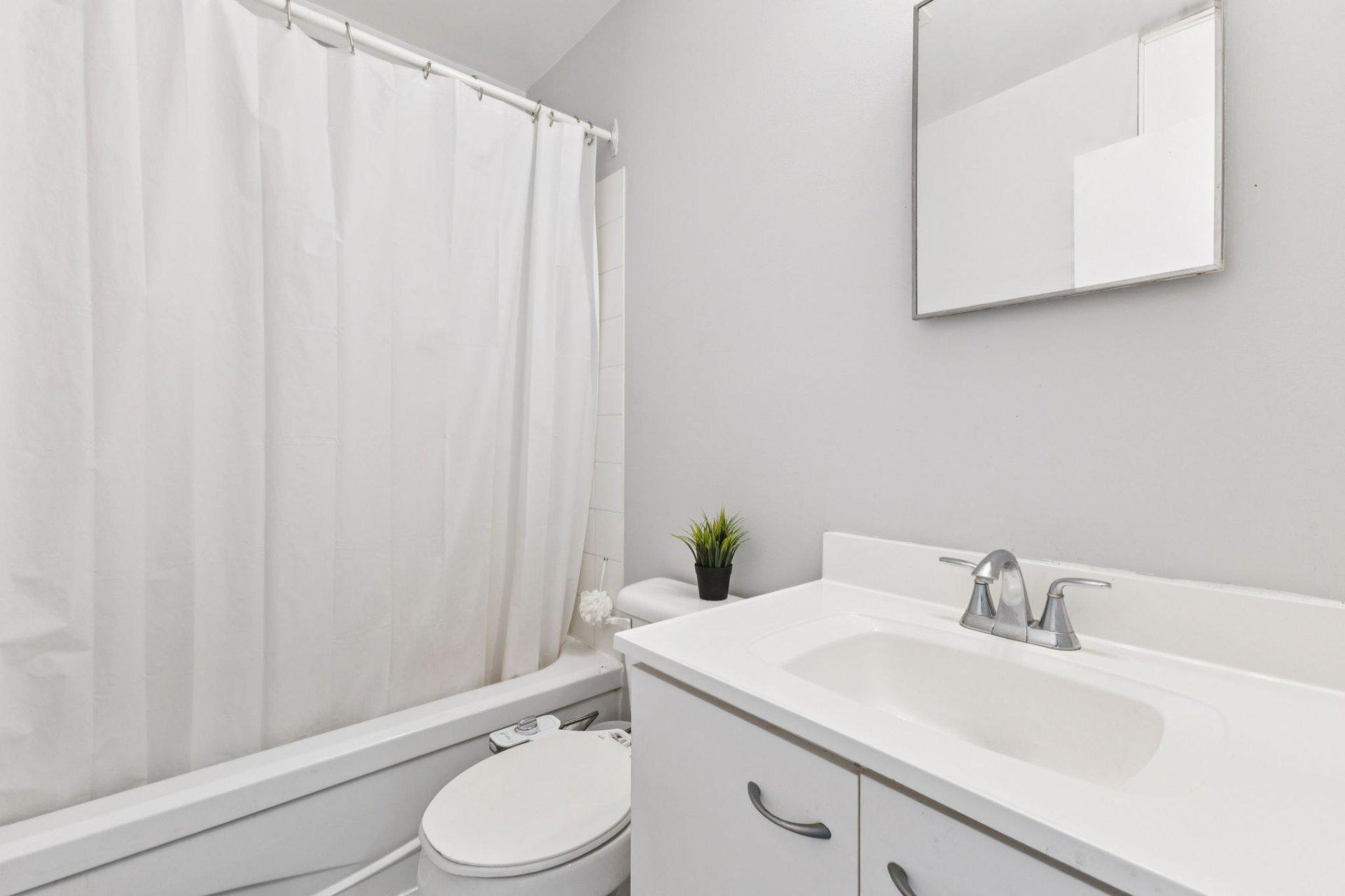 









89


Rue Vaudreuil

, 1201,
Gatineau (Hull),




QC
J8X4E8

