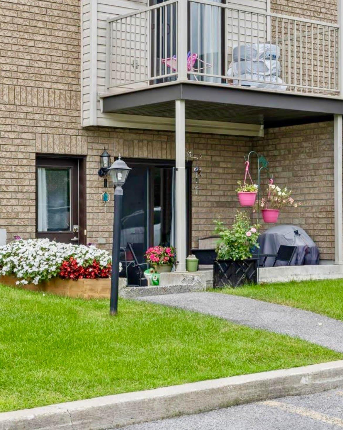 









95


Rue du Stratus

, 1,
Gatineau (Hull),




QC
J9A0H4

